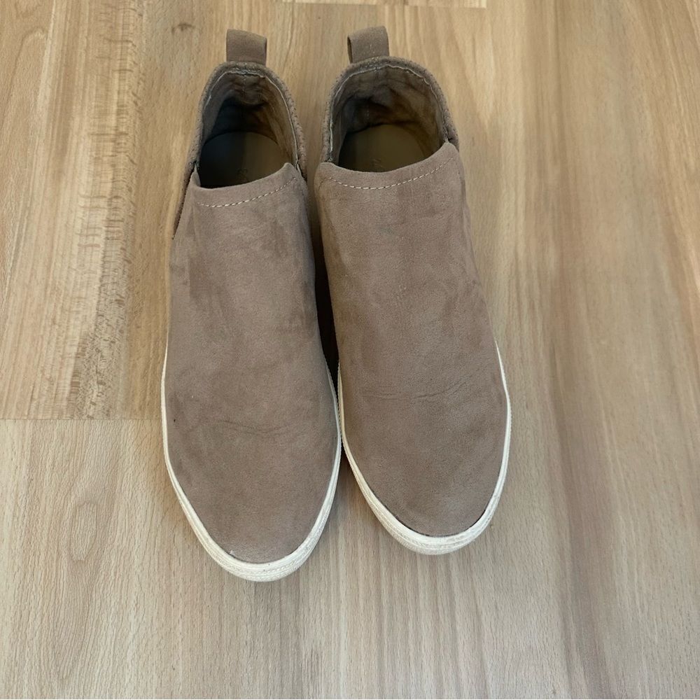 Universal Thread Slip On Shoes - Picture 2 of 8